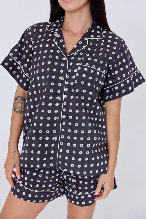 Short-Sleeved Pajama Sets with Shorts Black Daisies